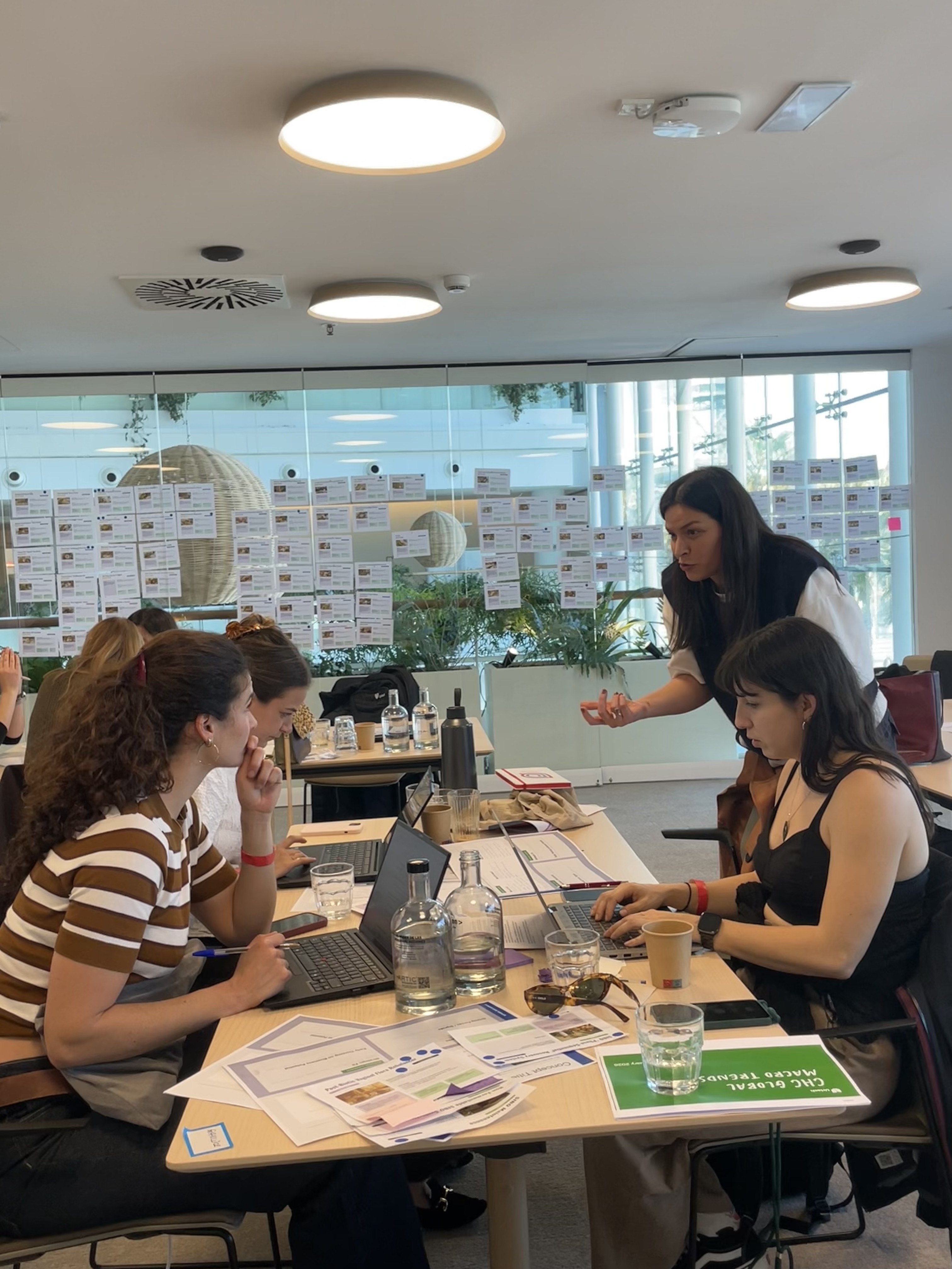 Design thinking lecture in a university classroom.